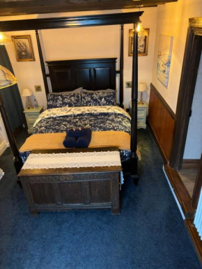Captain's Nook, Luxurious Victorian Apartment with Four Poster Bed and Private Parking only 8 minutes walk to the Historic Harbour